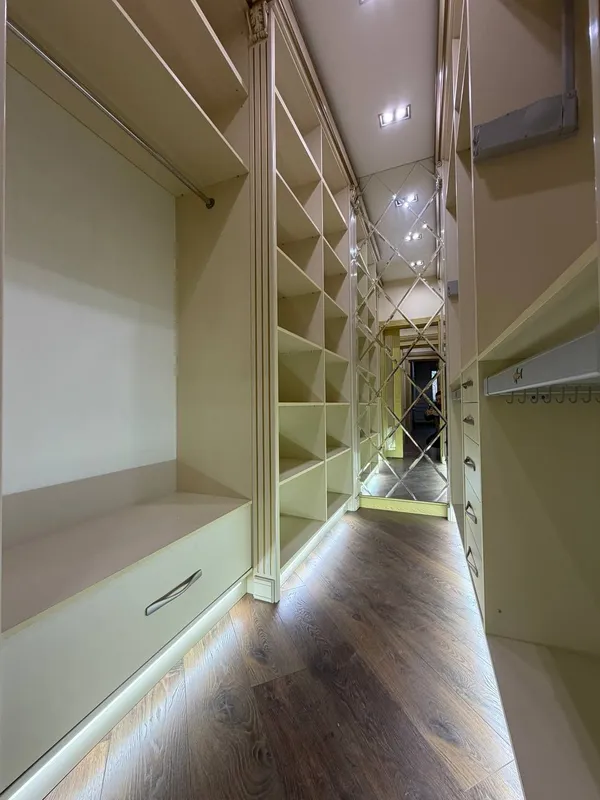 Yakkasaroyda 217 m² maydondagi 4 xonali kvartira sotiladi 8