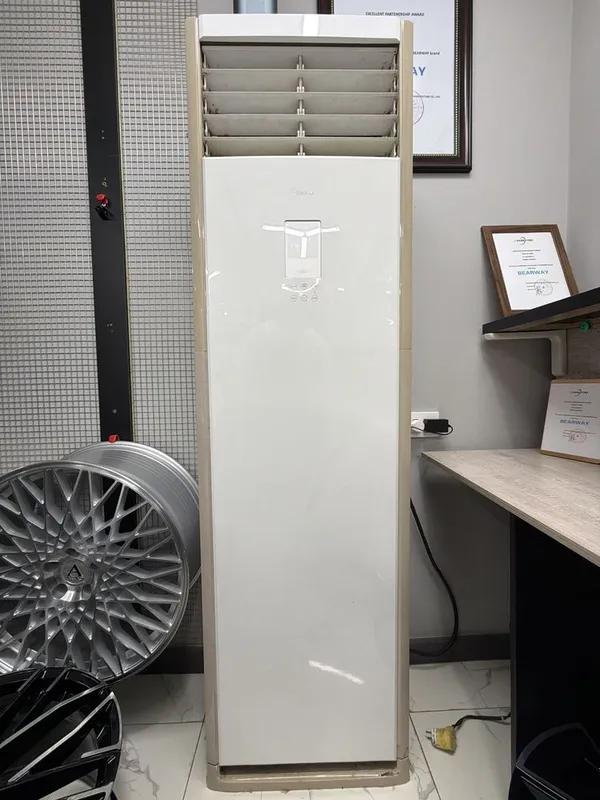 Кондиционер Midea 24 стоячий 1