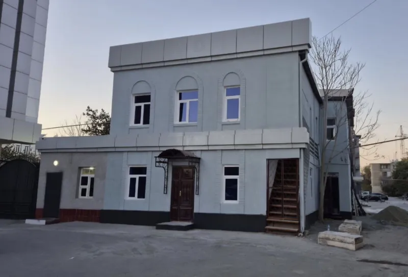 Урганч Шахар марказида нотурар бино ижарага берилади