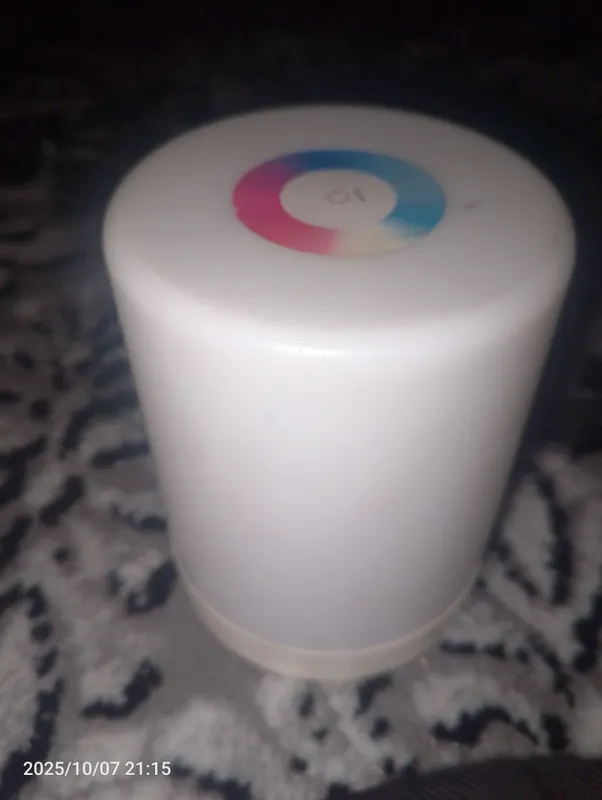 bu lampa kechasi yonadi 20 hil rangi bor yaxshi al