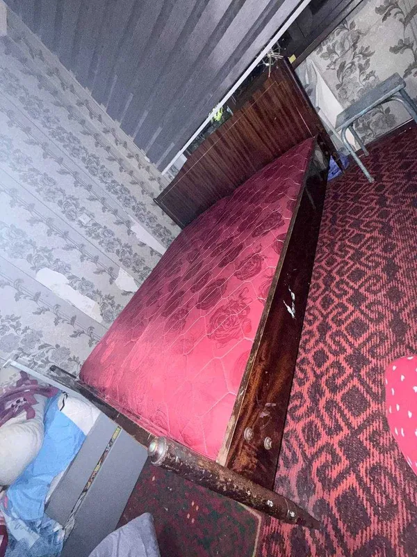 Продам шифоньер, кровать, сервант и 2 тумбочки из одного гарнитура — фото 6