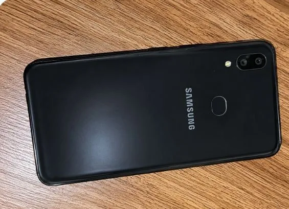 Samsung a10s sotiladi qirilgan joyi bor Samsung a10s sotiladi qirilgan joyi bor