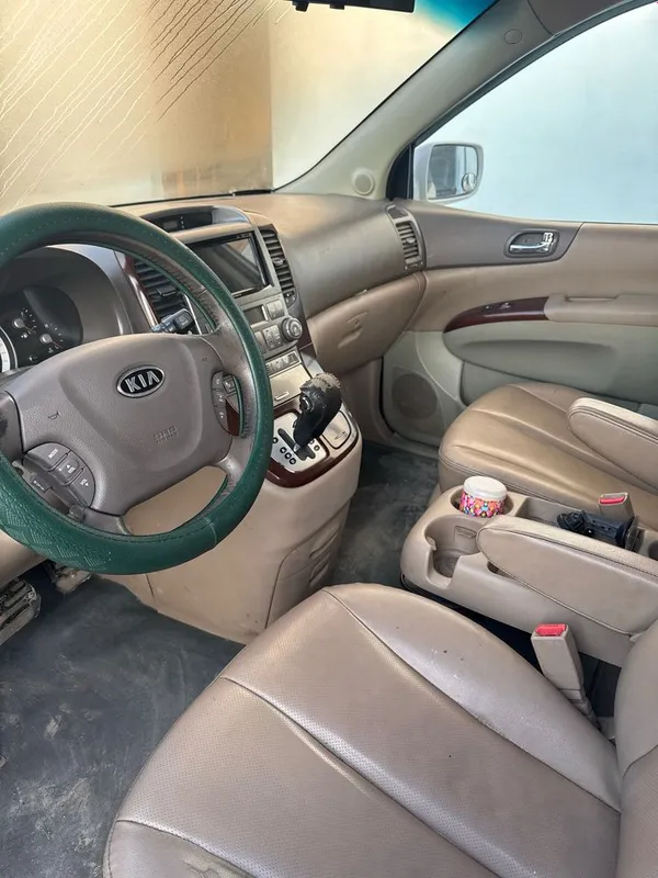 Kia carnival uzini 2008 zavod propan mator 2.7