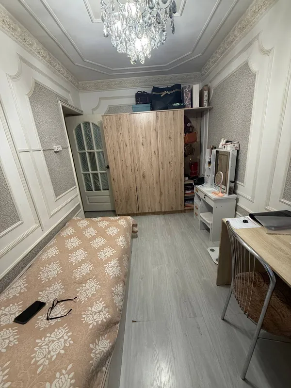Ta’mirlangan, g‘ishtli uydagi keng 3 xonali kvartira sotiladi, reja 77-seriya 6