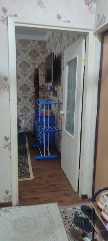продается 1 комнатная ,Феруза, 2 й этаж,Таксопарк 8