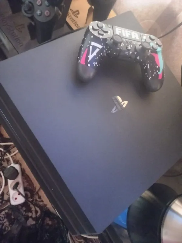 PS4 pro 11.00 vzlom ideal holati yangi djoystik bor o'yinlar yozilgan
