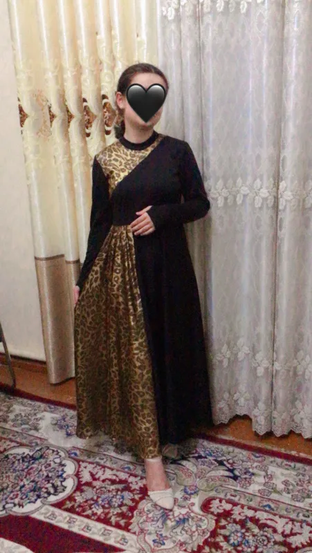 oqshom libosi kiyilgan