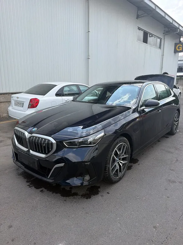 bmw i5 35L 2025 — фото 1