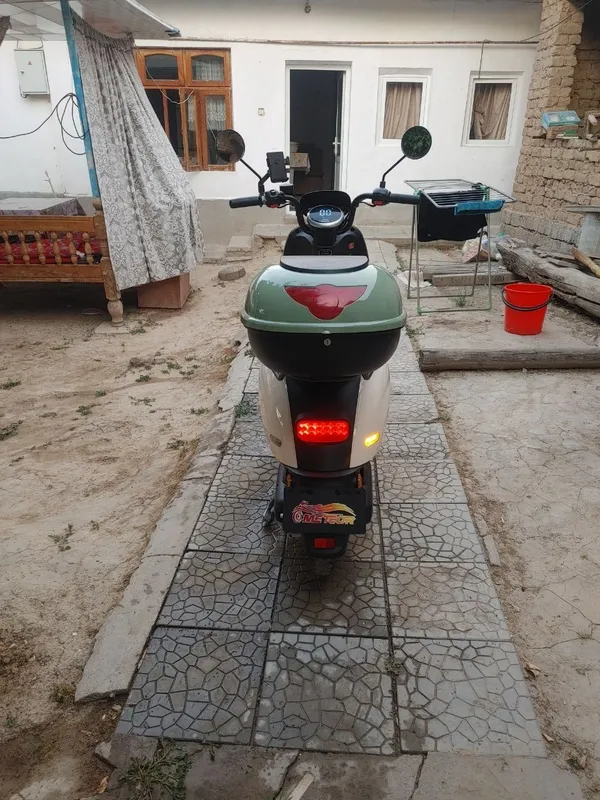 skutr elektron 50 . 40km zaratkasi  etadi