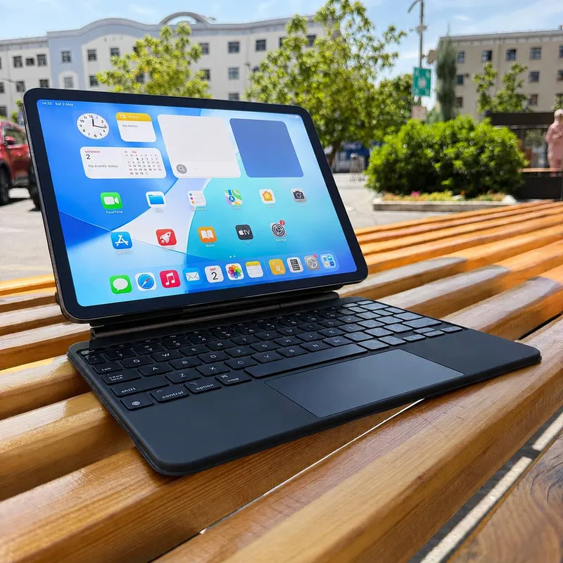 iPad Air M3 Wi-Fi Gray + Magic Keybord 128 GB 11" 1 iPad Air M3 Wi-Fi Gray + Magic Keybord 128 GB 11" 1