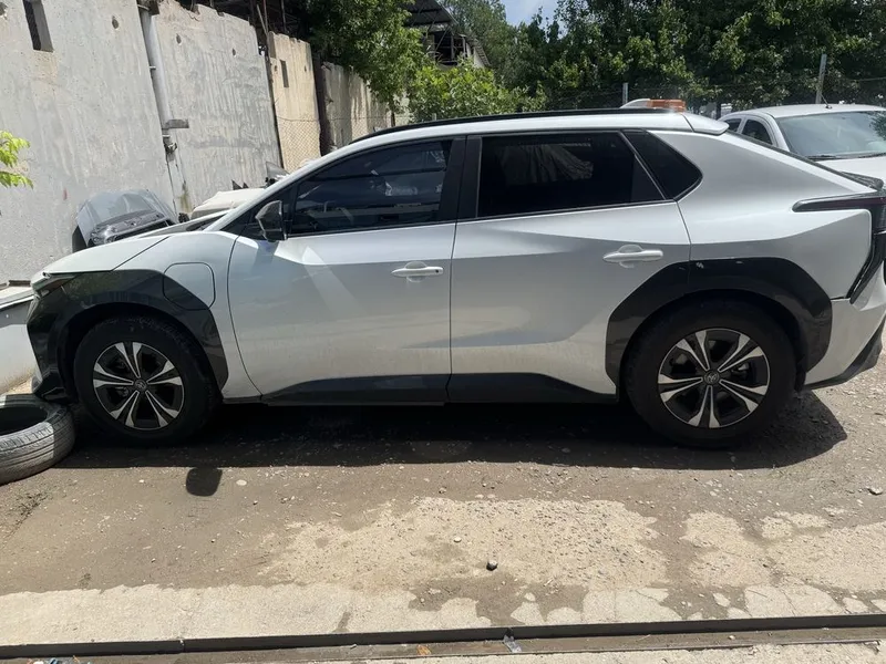 Toyota bz4x 2022 белая пробег 60.000