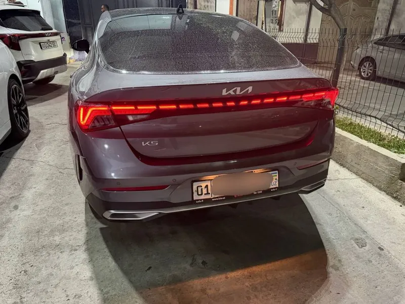 Kia K5 2024 Premium Presti 4 pozitsa mokri asfalt 2
