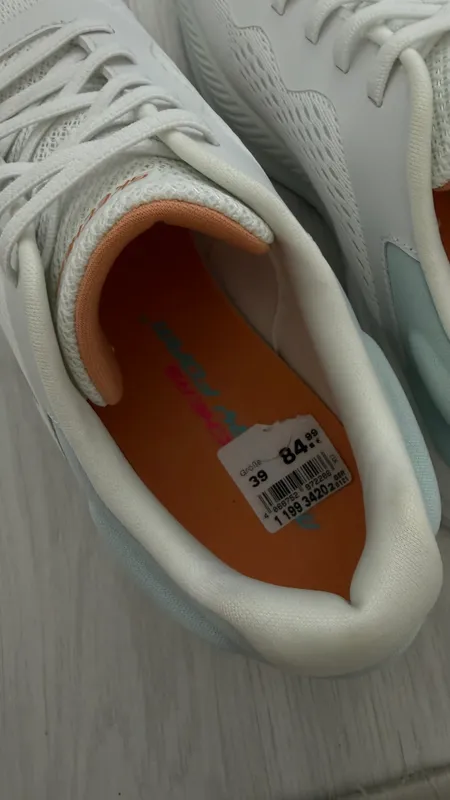 Skechers sotiladi razmeri 39 lekin 40 ga tushadi.