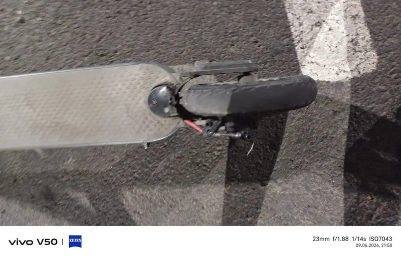 Электросамокат Xiaomi Mi Electric Scooter (на литых колесах) — фото 3 Электросамокат Xiaomi Mi Electric Scooter (на литых колесах) — фото 3