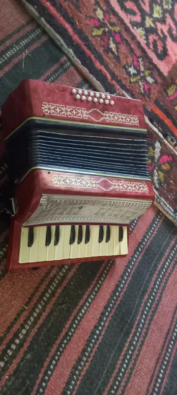 Rassiski akardion ovozlari baland