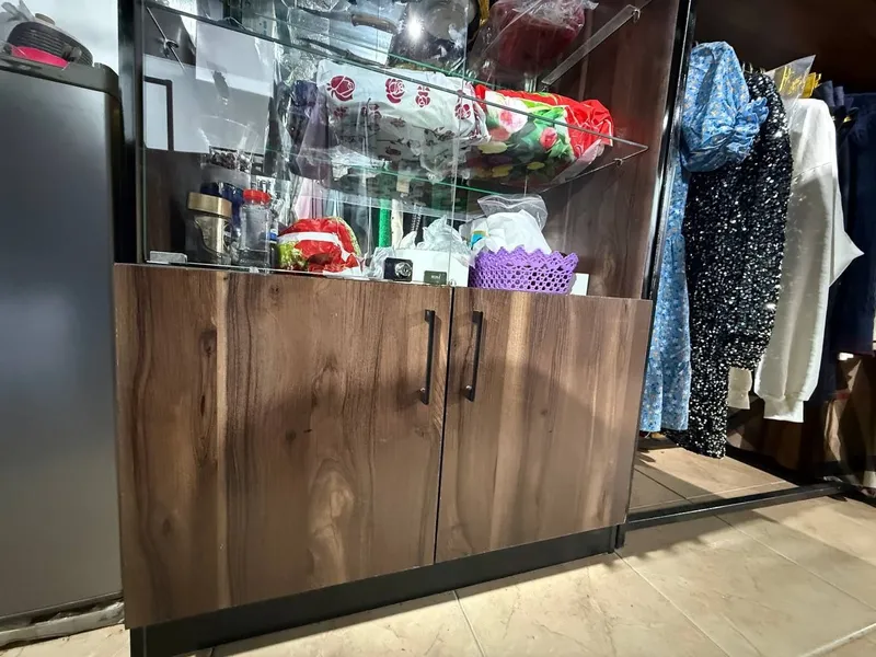 Shkaf yaxshi turibdi kamchiligi 1ta oynasi yuq