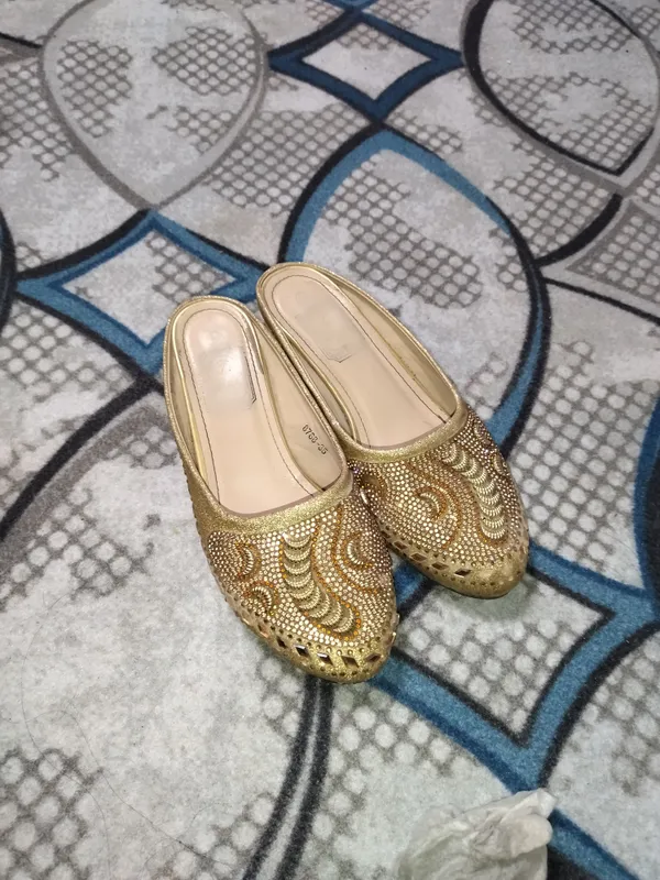 ayollar oyoq kiyimi