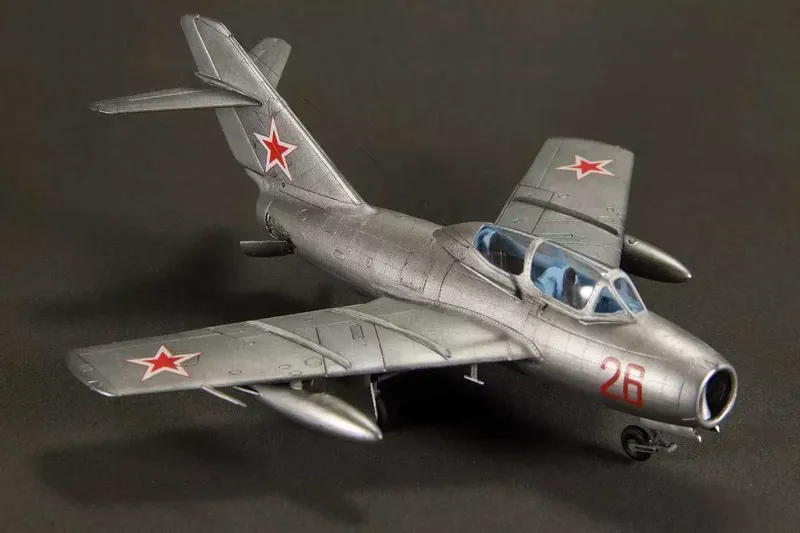Сборная модель Реактивный Истребитель МИГ-15 УТИ в масштабе 1:72 — фото 2
