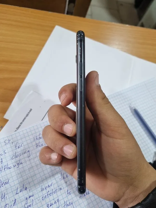 Iphone-7 LLA aybi ekrani singan cheti ishlashga halaqit bermaydi — фото 3