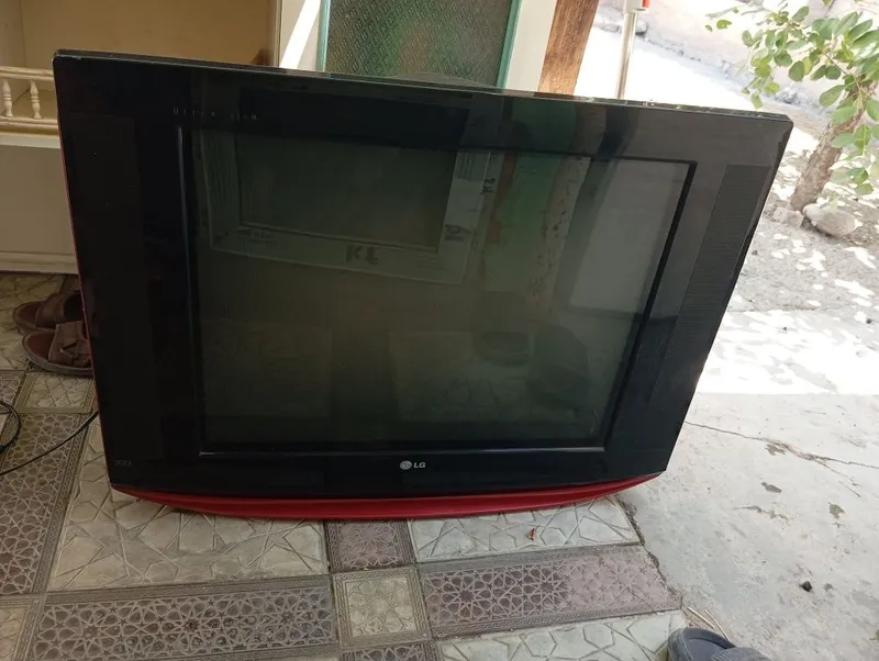 Televizor sotiladi