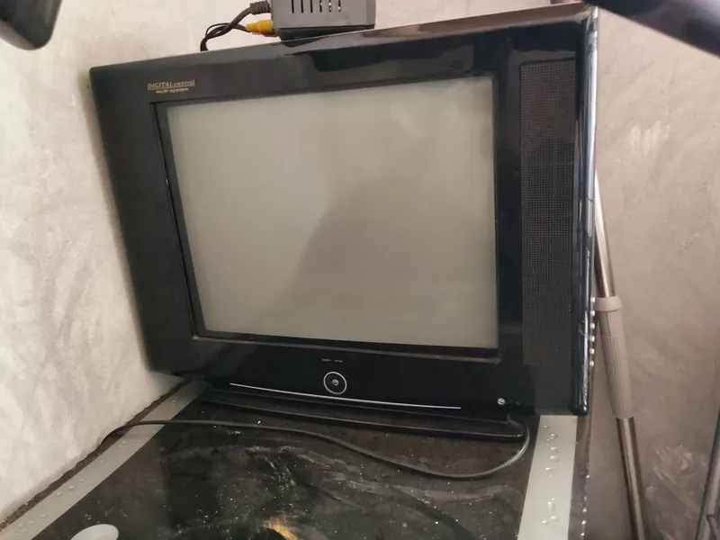 televizor sotiladi rangli ishledi muammosi yoq