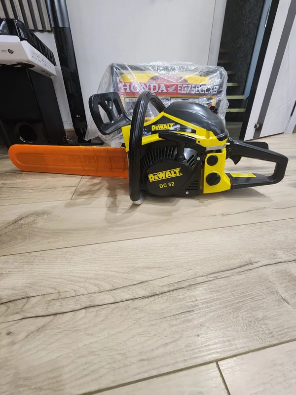 Продам бензопилу DEWALT DC 52.