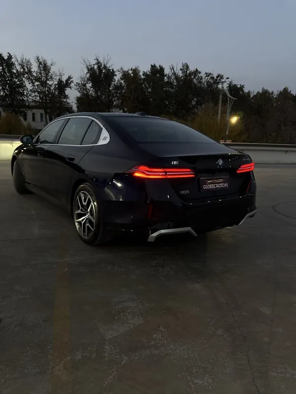 BMW i5 40L m sport — фото 3