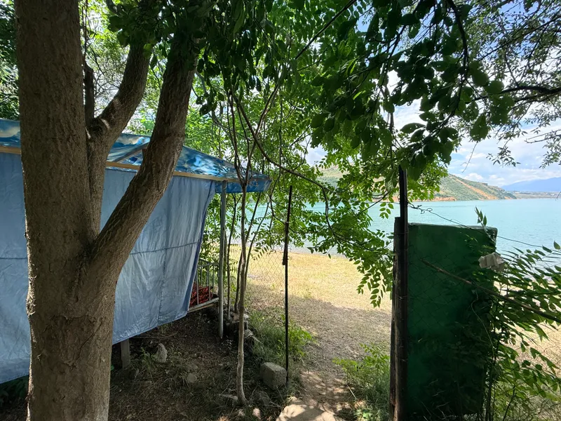 Тапчаны у Чарвакского водохранилища. 3