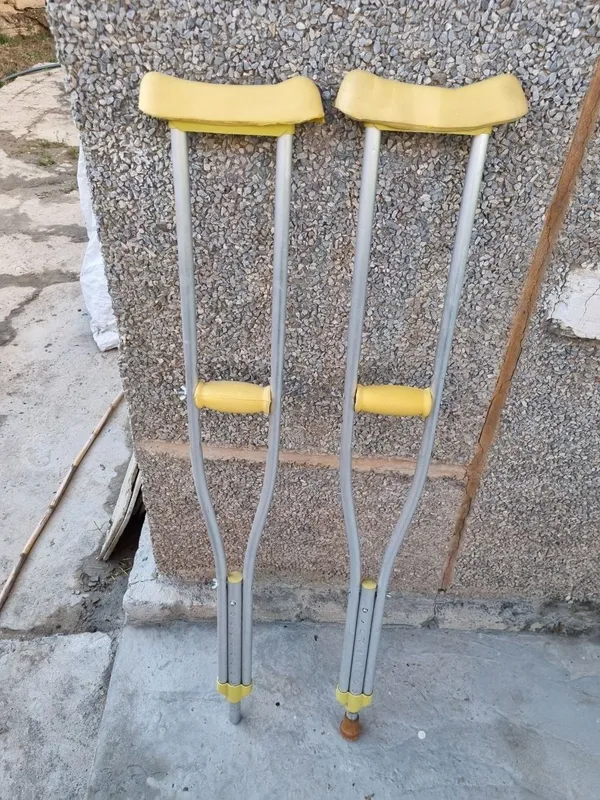 Qoʻltiqtayoq sotiladi