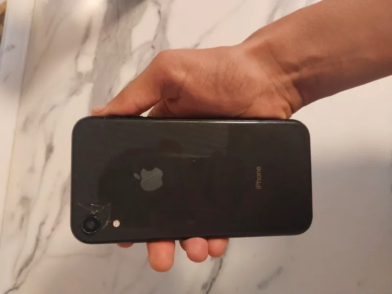 Iphone xr 64gb задняя крышка сломана 1