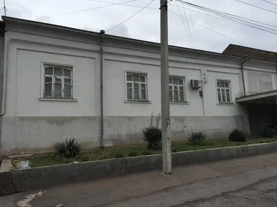 Hovli sotiladi orikzorda