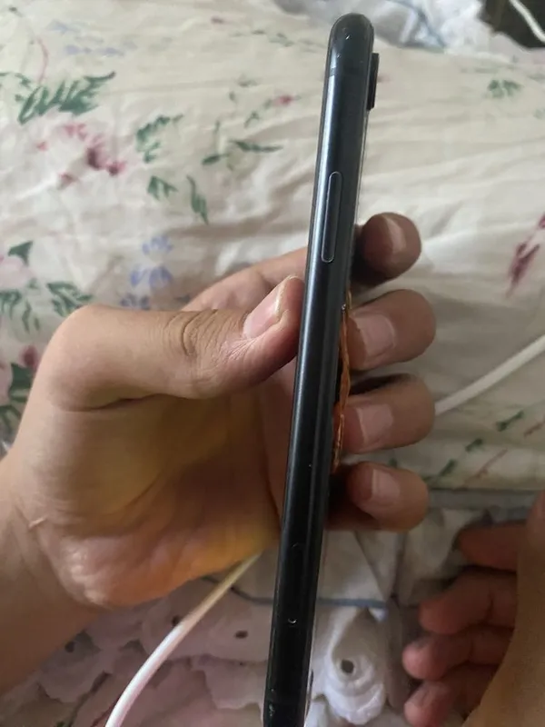 Iphone xr holati idyel ishlayfi radnoy bita orqa krishka ketkan 6