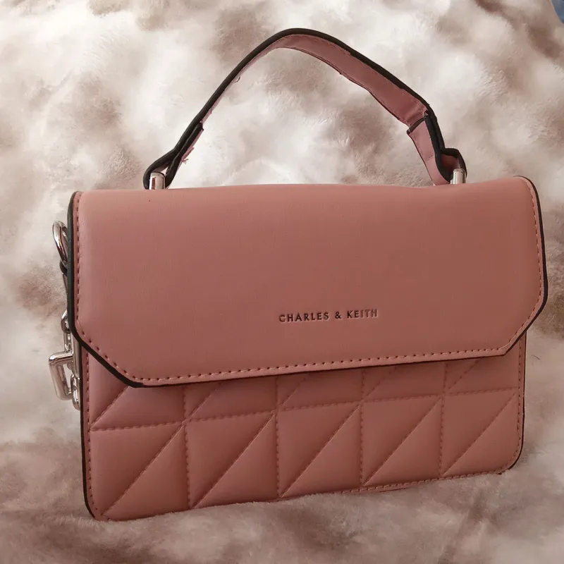 Стильная сумка Charles & Keith — фото 2