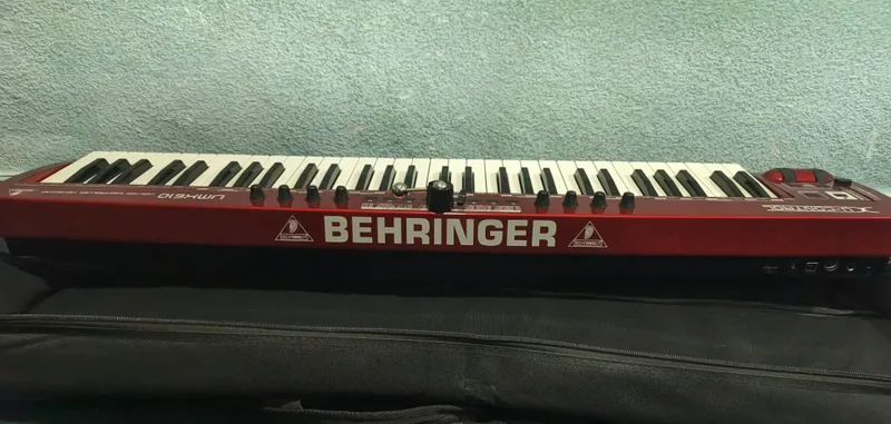 MIDI-клавиатура Behringer UMX610 4