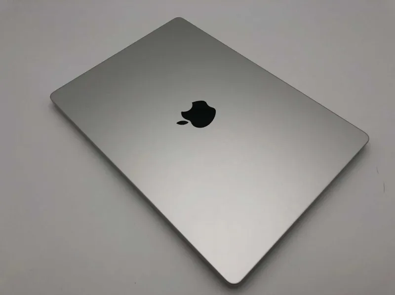 M3 Pro chip 18/512GB | 90% SILVER rangda 2 M3 Pro chip 18/512GB | 90% SILVER rangda 2