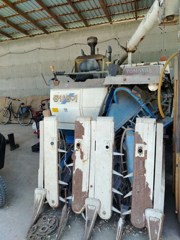 Kombayn sholi/bug'doy o'radigan, sholi ekadigan traktor