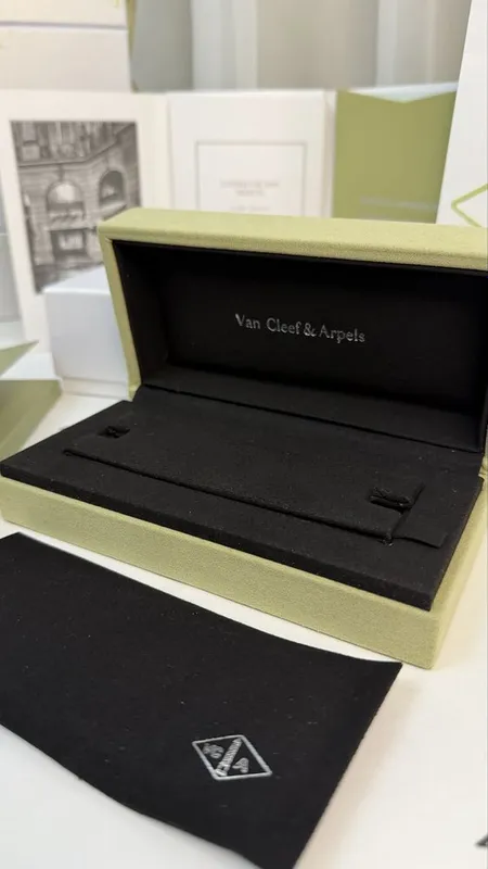 Оригиналтная упаковка Van Cleef & Arpels 3 Оригиналтная упаковка Van Cleef & Arpels 3