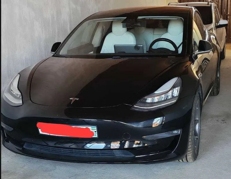 Tesla model 3 Holati ideal to`la zaryad bilan 450km yuradi