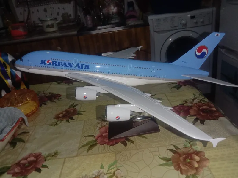 Airbus A380-800 Airbus A320-214 9