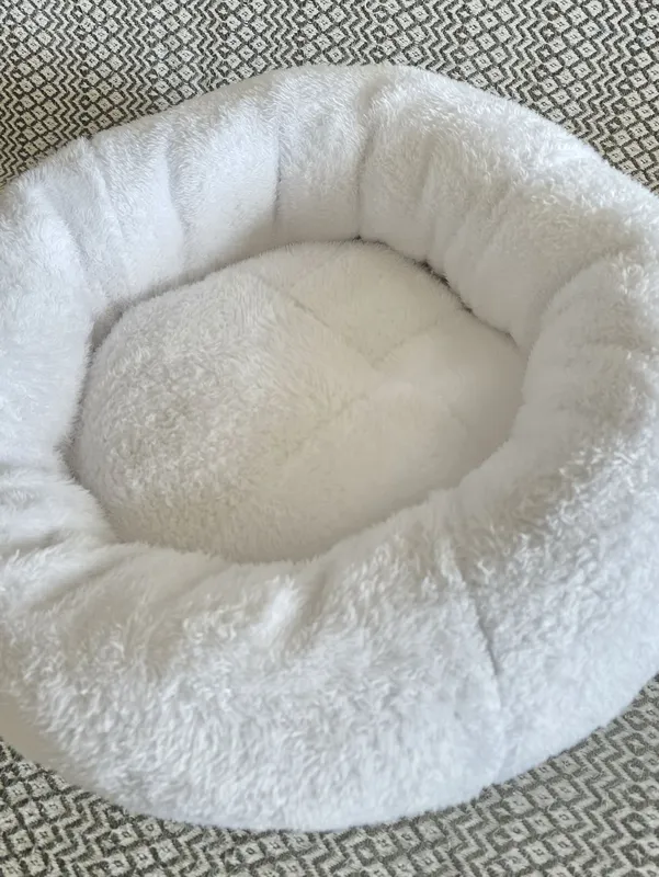 Лежанка для белой кошки