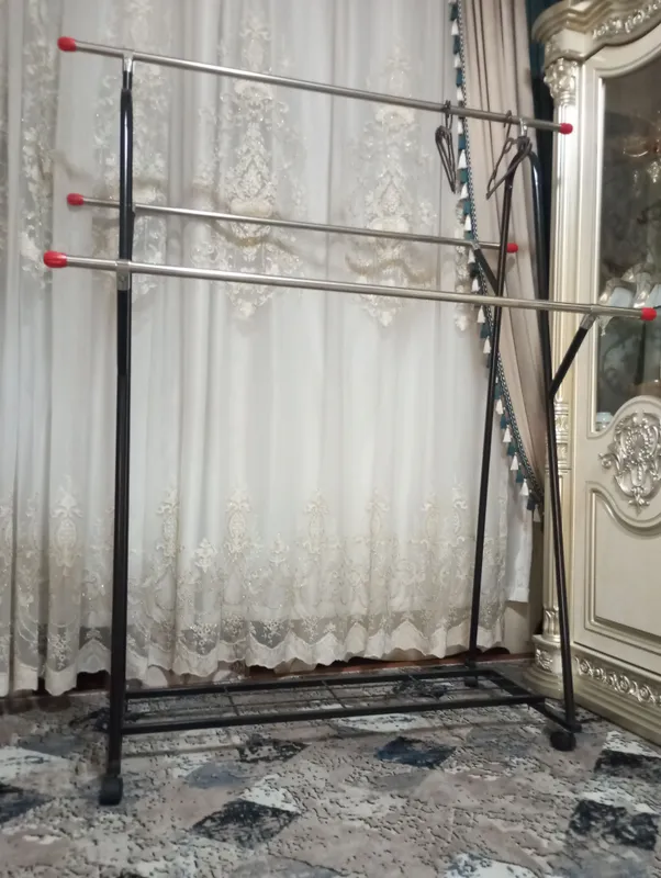 Гардероб на 3 секции, внешний вид большой, крепкий