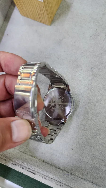 Продам японские кварцевые часы новые CITIZEN .на солнечной батарейке — фото 1 Продам японские кварцевые часы новые CITIZEN .на солнечной батарейке — фото 1