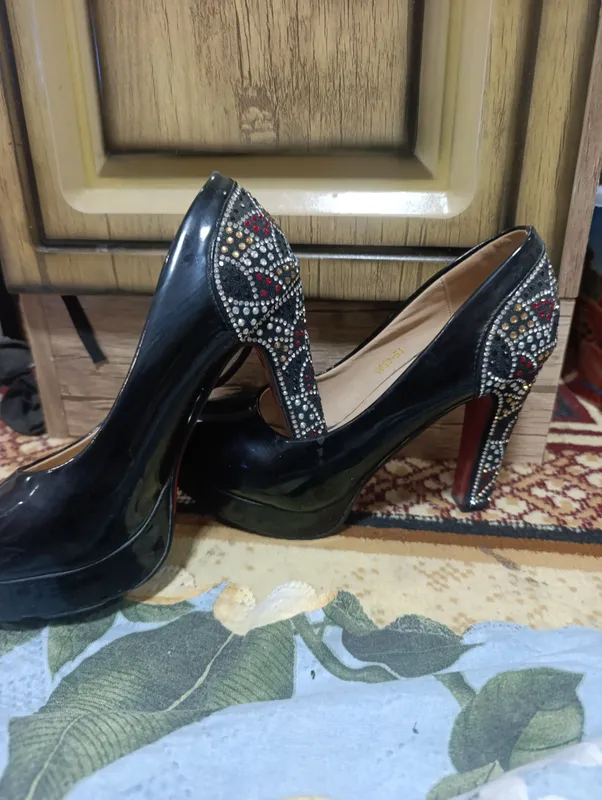 sotiladi razmer 39 2 marta kiyilgan holos 80 ming 1