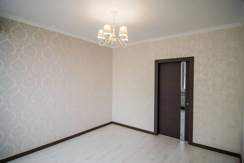 Укладывать ламинат, клеить обои,  электромонтажные