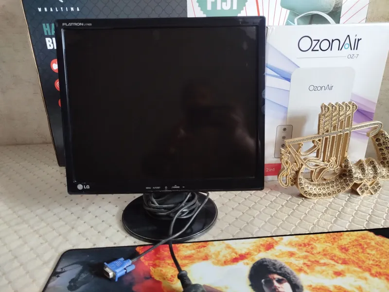 Kompyuter uchun LG monitori aʼlo holatda 2 Kompyuter uchun LG monitori aʼlo holatda 2