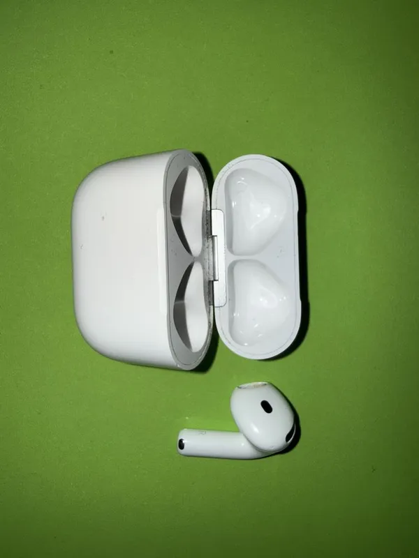 Airpods 4 правый наушник и кейс (обычный) оригинал