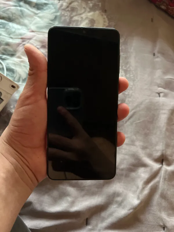 A 07 xotita 32 rangi qora aybi shishasi singan 35$