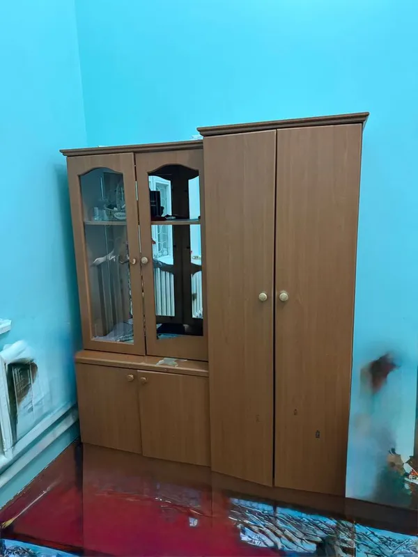 Шкаф с витриной (сервант) в хорошем состоянии 1