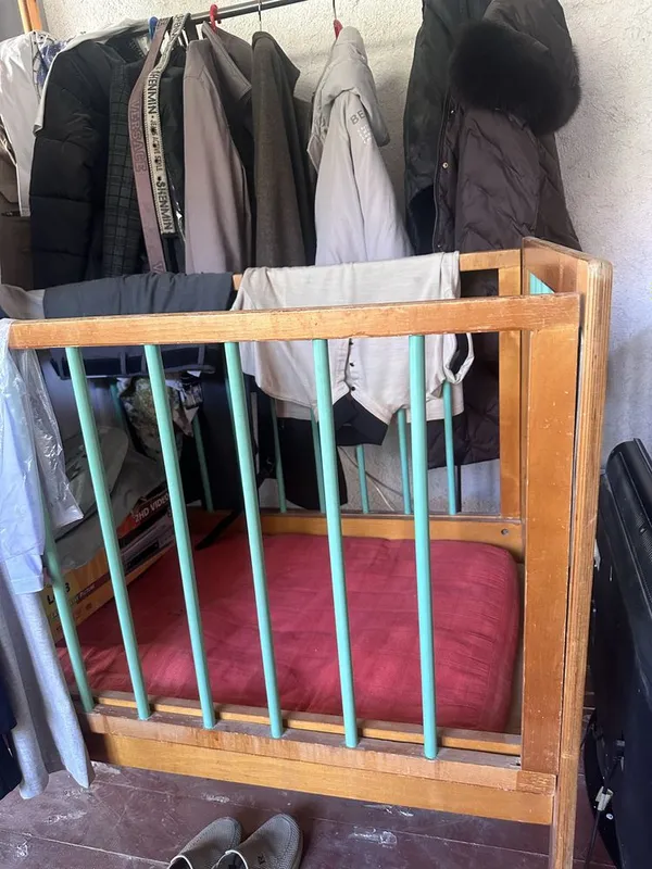 Продаютя: прихожка и детская кроватка 2