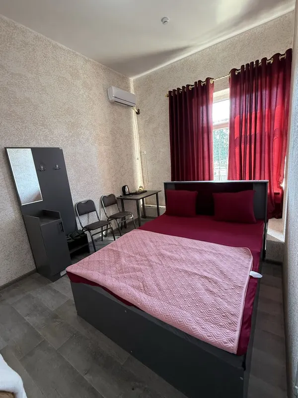 Town hotel IPADROM bozori oldida
